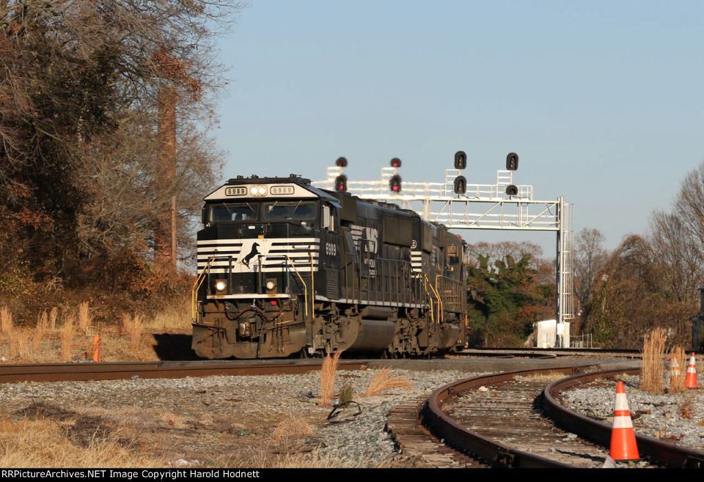 NS 6989 leads train P61 onto the AS line